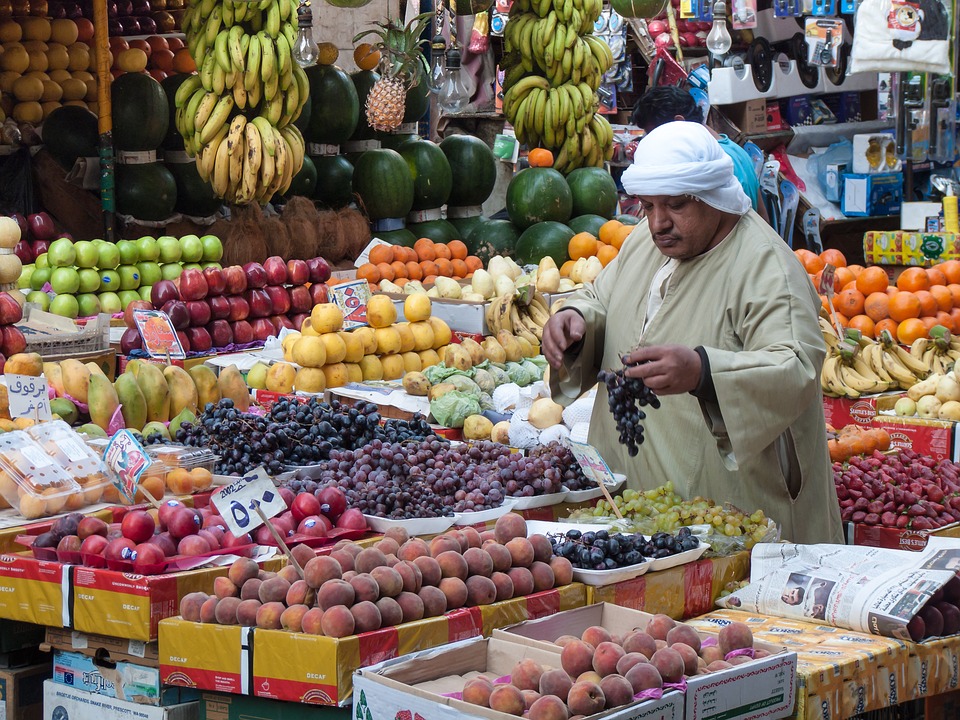 image of vendor with fruits